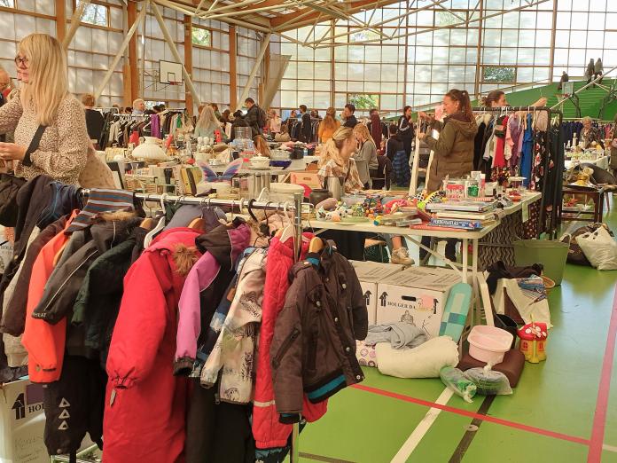 Billedet viser stande og gæster til et loppemarked i Prismen.